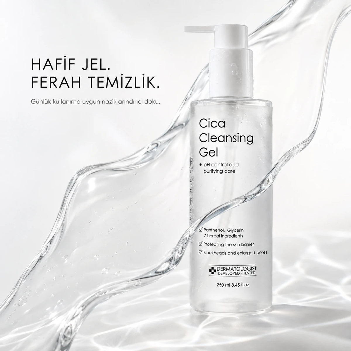 Su sıçramaları arasında Cica Cleansing Gel şişesi