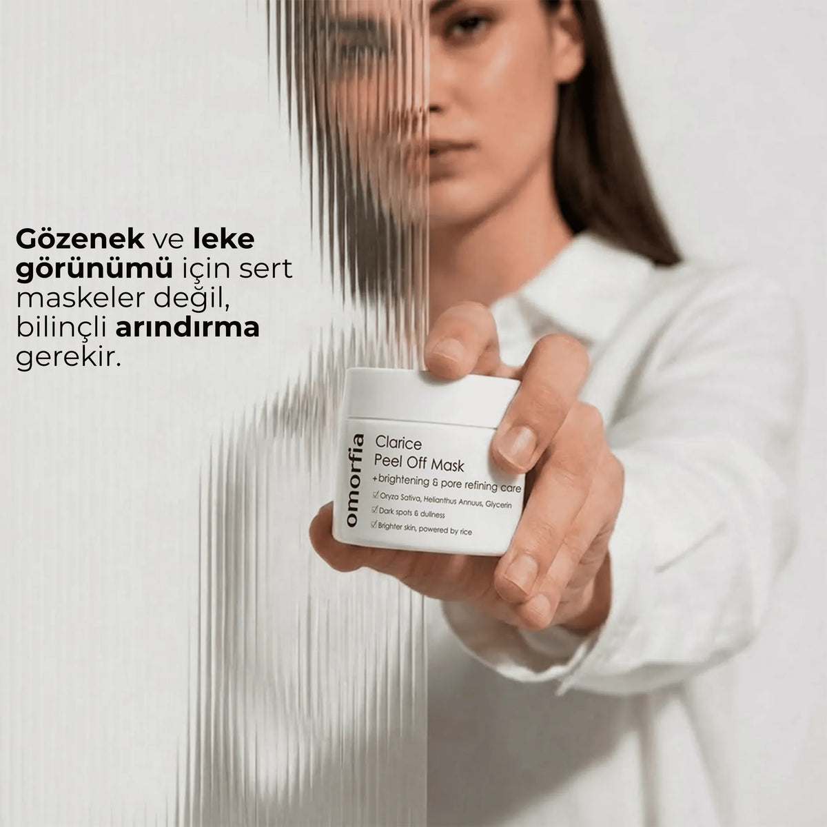 Elinde Clarice Mask tutan kadın