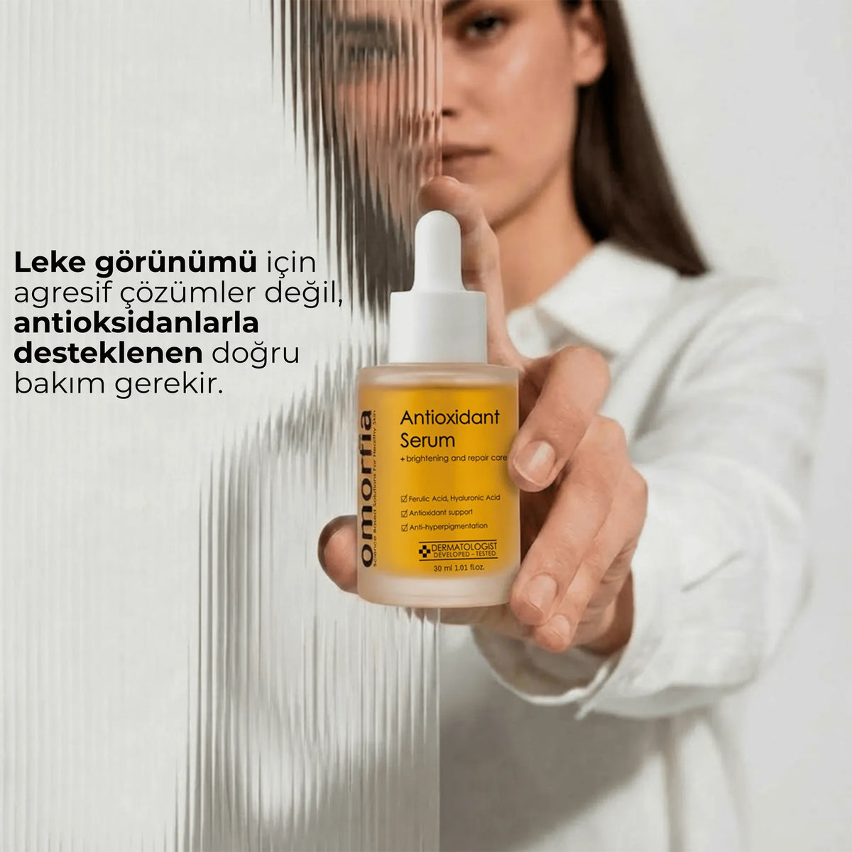 Elinde Antioxidant Serum tutan kadın