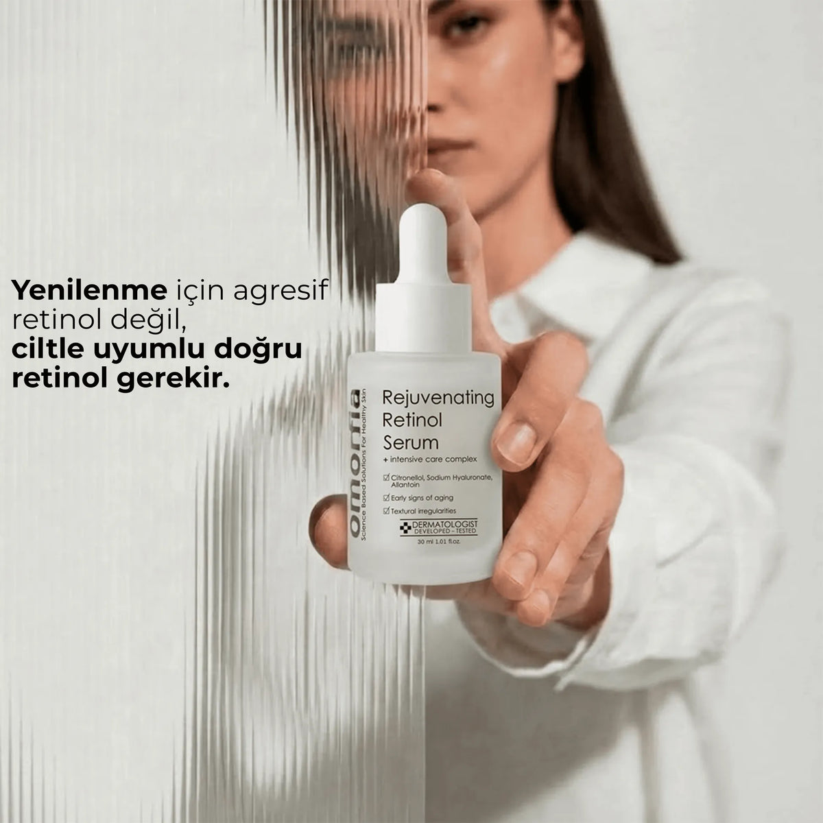 Elinde Retinol Serum tutan kadın