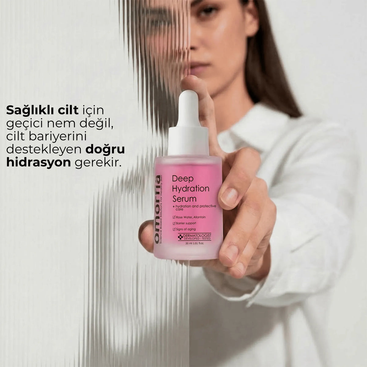 Elinde Deep Hydration Serum tutan kadın